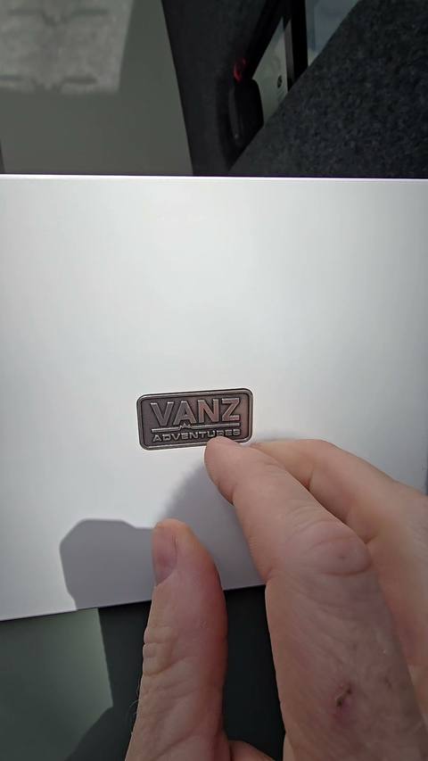 brand vanz badge macro hand